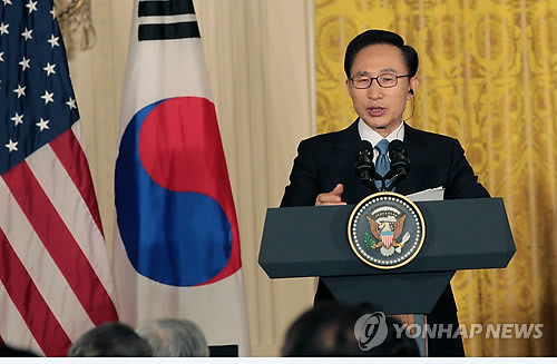 ▲ 이명박 대통령과 오바마 美대통령이 13일 오후(현지시간) 미 워싱턴 백악관에서 공동 기자회견을 갖고 있다.ⓒ연합뉴스