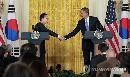 ▲ 이명박 대통령과 오바마 美대통령이 13일 오후(현지시간) 미 워싱턴 백악관에서 한미정상 공동 기자회견을 마친 후 악수하고 있다.  연합뉴스