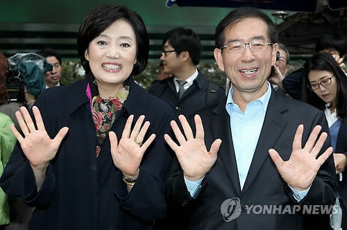 ▲ 무소속 박원순 서울시장후보가 14일 오전 서울시 구로구 구로디지털단지역 6번출구 앞에서 민주당 박영선 의원과 함께 출근하는 시민에게 인사하고 있다. ⓒ 연합뉴스