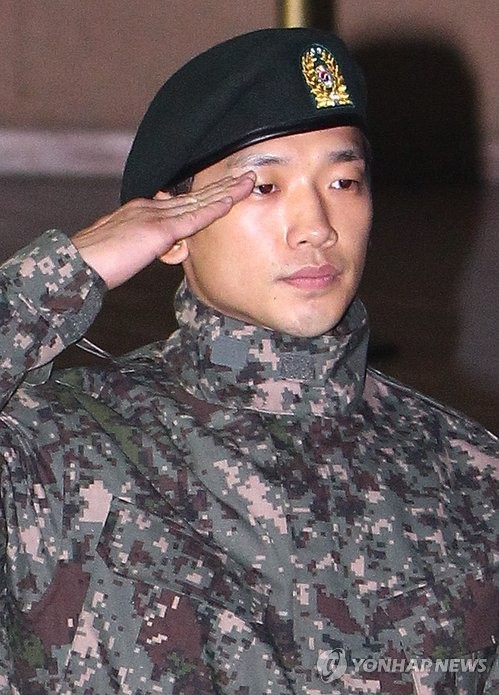 ▲ 거수 경례를 하고 있는 비.  ⓒ 연합뉴스