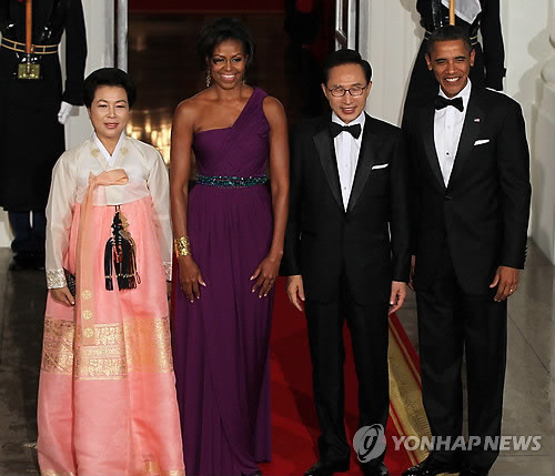 ▲ 미국을 국빈 방문한 이명박 대통령과 부인 김윤옥 여사가 13일(현지시간) 워싱턴 D.C 백악관에서 열린 국빈 만찬에 앞서 영접나온 오바마 대통령 부부와 기념촬영하고 있다. ⓒ연합뉴스