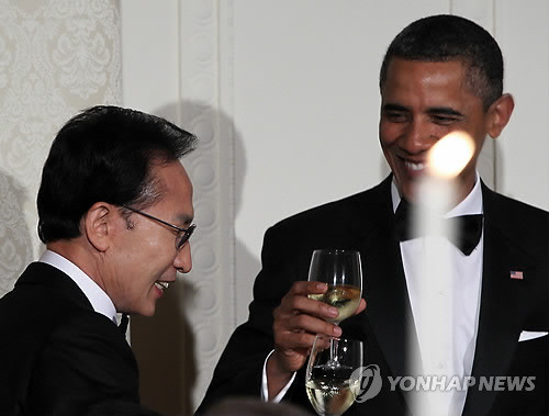 ▲ 미국을 국빈 방문한 이명박 대통령이 13일(현지시간) 워싱턴 D.C 백악관에서 열린 국빈 만찬에서 버락 오바마 대통령과 건배하고 있다.ⓒ연합뉴스