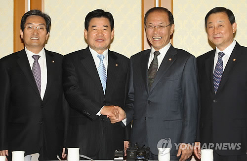 ▲ 한나라 황우여 원내대표와 민주당 김진표 원내대표가 14일 오전 국회 귀빈식당에서 열린 원내대표 회담에서 인사를 나누고 있다. ⓒ연합뉴스