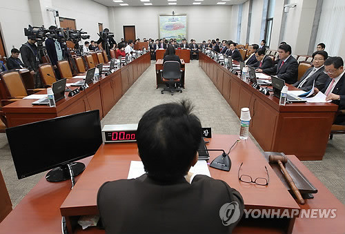 ▲ 14일 오전 국회에서 지식경제위원회 전체회의가 여야 간사간 합의 없이 여당 의원들만 참석한 채 열리고 있다. ⓒ연합뉴스