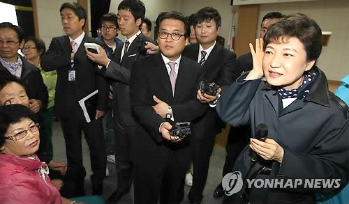 ▲ 14일 박근혜 한나라당 전 대표와 정영석 부산 동구청장 후보가 자성대 노인복지관을 방문, 노인들의 건의사항을 경청하고 있다.  ⓒ연합뉴스