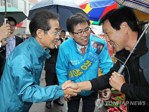 ▲ 14일 대구 서구청장 보궐선거 지원유세에 나선 한나라당 홍준표 대표가 신평리시장에서 강성호 후보와 함께 시민들에게 한표를 호소하고 있다. ⓒ연합뉴스