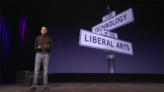 ▲ 기술과 인문학의 융합을 설명중인 스티브 잡스ⓒapple