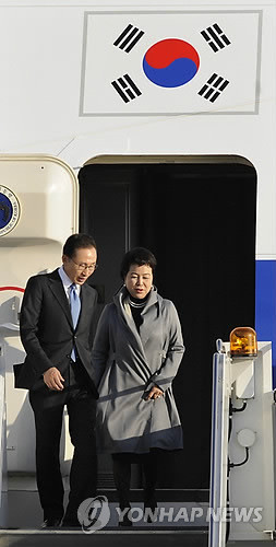 ▲ 미국 국빈 방문 마지막 기착지인 시카고에 도착한 이명박 대통령과 부인 김윤옥 여사 ⓒ연합뉴스