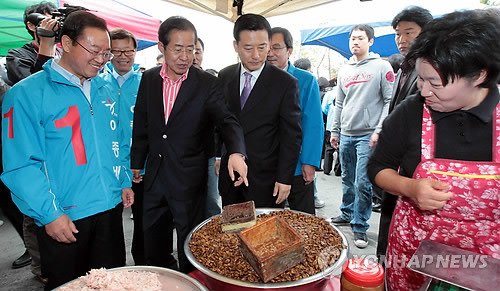 ▲ 15일 충북 충주시장 보궐선거 지원유세에 나선 한나라당 홍준표 대표가 충주 풍물시장을 둘러보고 있다. 왼쪽은 이종배 후보. ⓒ연합뉴스