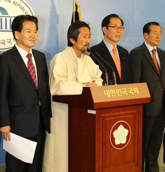 ▲ 지난 2월15일 국회 정론관에서 정동영 의원을 비롯한 야당 의원들이 한-미 FTA 전면폐기를 주장하고 있다. ⓒ연합뉴스