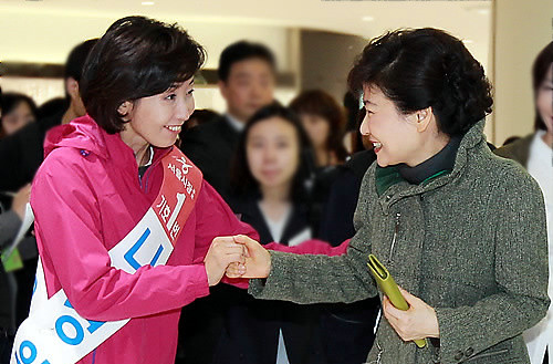 ▲ 박근혜 한나라당 전 대표가 나경원 서울시장 후보를 지원하기 위해 15일 서울 영등포 타임스퀘어를 찾았다. ⓒ 연합뉴스