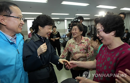 ▲ 박근혜 한나라당 전 대표가 지난 14일 부산을 방문, 정영석 동구청장 후보 지원에 나섰다. 박 전 대표가 자성대 노인복지관을 방문, 노인들과 반갑게 인사하고 있다.ⓒ연합뉴스