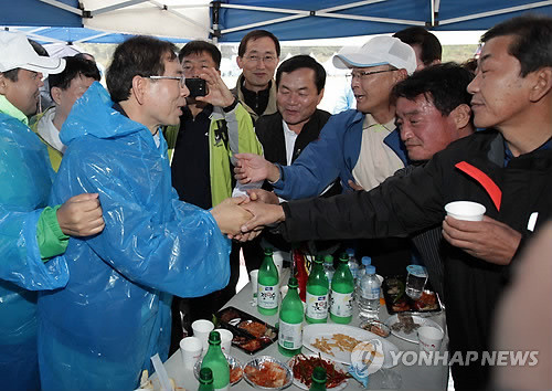 ▲ 서울시장 재보궐선거에 출마한 박원순 야권단일후보가 15일 서울 잠실 올림픽 보조경기장에서 열린 서울메트로 노사한마음 체육대회 행사장을 방문해 참석자들과 인사를 하며 지지를 호소하고 있다.ⓒ연합뉴스