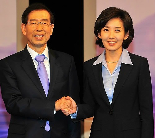 ▲ TV 토론에서 만난 한나라당 나경원 후보와 무소속 박원순 후보가 정정당당한 선거를 약속하며 악수를 하고 있다. ⓒ 연합뉴스