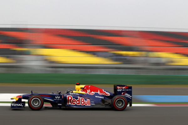 ▲ 서킷에서 연습 중인 레드불 팀의 레이싱머신. 내년 시즌부터 양 옆에 인피니티 광고가 붙는다. 머신에 광고를 붙이기 위해서는 최소한 수백만 달러를 내야 한다.