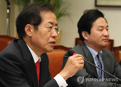 ▲ 한나라당 홍준표 대표가 17일 오전 국회에서 열린 한나라당 최고위원회의에서 '내곡동 사저(私邸)' 논란과 관련해 발언하고 있다. ⓒ연합뉴스