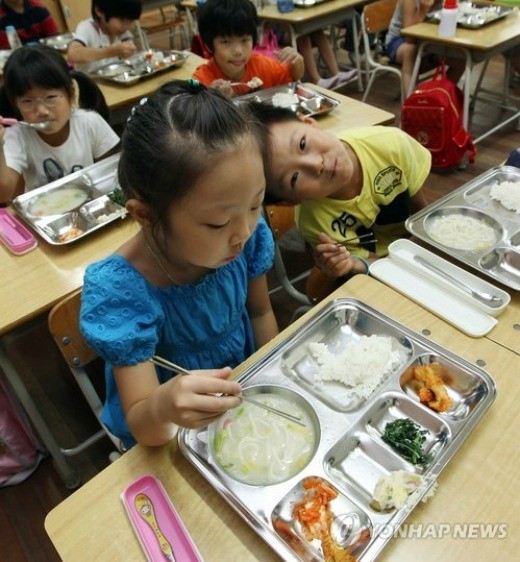 ▲ 지난 8월29일 개학을 한 서울지역의 한 초등학교에서 학생들이 무상급식을 먹고 있다. ⓒ연합뉴스