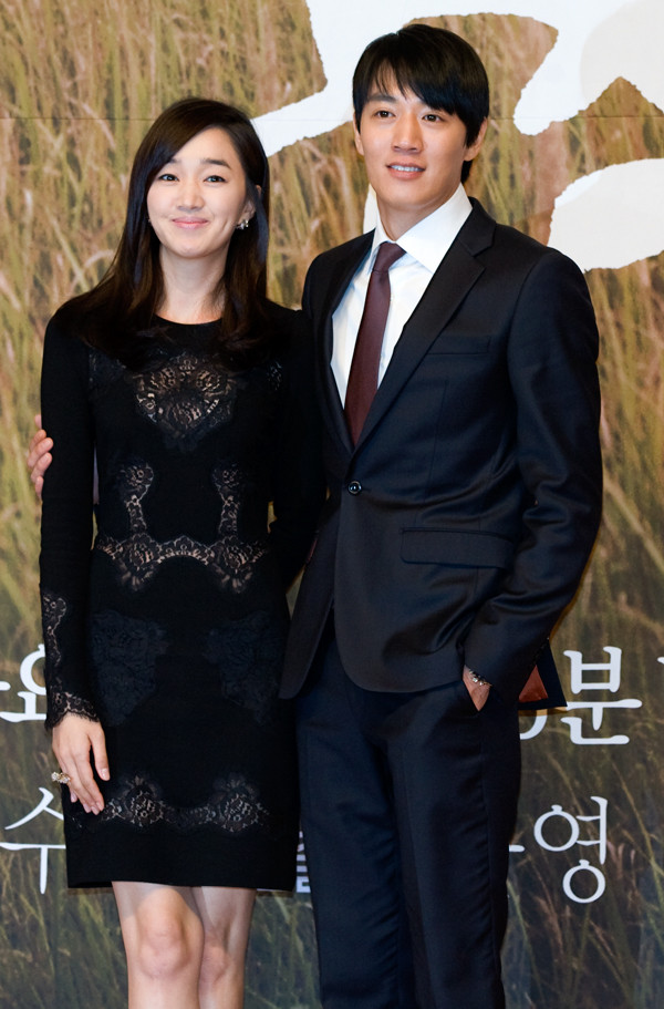 ▲ '천일의 약속' 제작 발표회에서 포토타임을 갖고 있는 수애와 김래원.   ⓒ고경수 기자