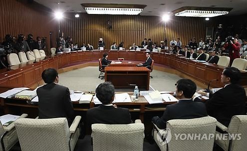 ▲ 17일 국회에서 열린 한미FTA 관련 토론회에서 패널들이 의원들의 질의에 답하고 있다ⓒ연합뉴스