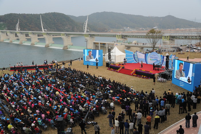 ▲ 강천보 통합관리센터 마당에서 열린 여주보, 강천보 개방식, 권도엽장관이 치사를 하고 있다. ⓒ 이오봉