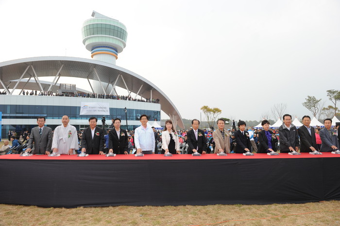 ▲ 여주보, 강천보 개방식에서 불꽃 축제 버튼을 누르는 김춘석 여주 군수(왼쪽에서 세번째)와 김문수 경기도지사(왼쪽에서 다섯번째)와 국도엽 국토부징관(왼쪽에서 여덜번째) 등 각계 각층의 대표들 ⓒ 양호상