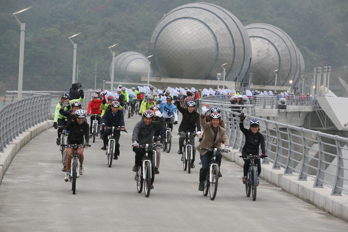 ▲ 이포보에서 강천보까지 28km를 달리는 라이너 선두 그룹에서 자전거를 타고 이포보 공도교를 지나는 권도엽 장관(첫줄 오른쪽에서 두번째)와 이충재 서울자방국토관리청장(첫줄 오른쪽에서 세번째) ⓒ 이오봉