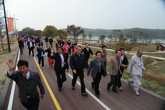 ▲ 여주 금모래강변 공원애서 여주 주민들과 걷기대회에 참가한 권도엽장관(오른쪽에서 세번째)와 여주 신륵사 수경스님 ⓒ 이오봉