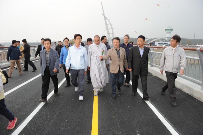 ▲ 여주보, 강천보 개방식을 미친후 강천보 공도교를 돌아보는 민 왼쪽분터 이충재 국토부 서울지방국토관리청장, 김문수 경기도지사, 신륵사 수경주지 스님, 권도엽 국토부장관, 김건호 한국수자원공사 사장 박성순 한국수자원공사 강천보 건설단장 ⓒ 양호상