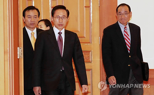 ▲ 이명박 대통령이 17일 오전 임태희 대통령실장, 김효재 정무수석과 청와대 충무실로 들어서고 있다. ⓒ연합뉴스