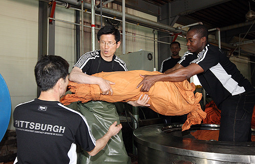 ▲ 김문수 경기도지사가 17일 오후 4시 30분 ‘안산·시흥 스마트 허브’를 방문해 이튿날 오전 8시까지 근로자들과 함께 일하고 숙식하는 1박2일 근로체험에 나선다. 사진은 지난 2009년 4월 포천시 신북면 한센촌 내 섬유염색업체에서 외국인근로자들과 함께 일하고 있는 김 지사의 모습. ⓒ 뉴데일리