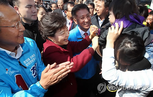 ▲ 10.26 재보선 지원에서 나선 한나라당 박근혜 전 대표가 17일 오후 경남 함양군 함양읍에서 한 아이의 손을 잡고 있다. ⓒ연합뉴스