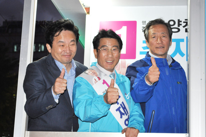 ▲ 지난 16일 한나라당 정몽준 전 대표가 양천구청장 선거 추재엽 후보를 찾아 선거 지원에 나서고 있다. ⓒ 뉴데일리