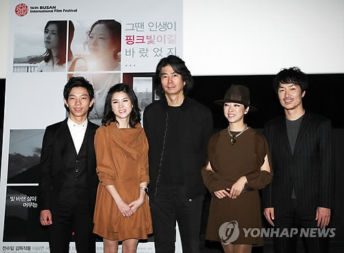 ▲ 영화 '핑크'시사회에서 감독과 배우들이 포토타임을 갖고 있다. ⓒ 연합뉴스