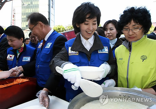 ▲ 한나라당 나경원 서울시장 후보가 17일 서울 영등포구 영등포역 광장에서 열린 노숙인 사랑잔치에서 배식 봉사를 하고 있다.ⓒ연합뉴스