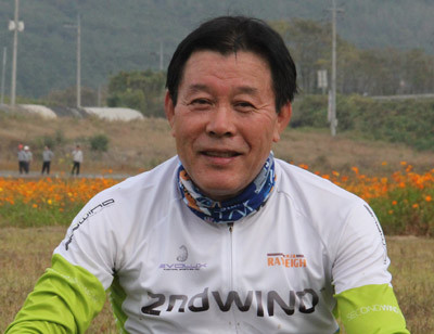 ▲ 4대강 살리기 사업 추진본부 사업지원국 김철문 국장은 사업을 반대하는 일부 환경단체와 독일 베른하르트 교수, 미국 콘돌프 교수의 주장을 정면으로 반박했다. 사진은 김 국장이 낙동강 자전거도로 실사 중 포즈를 취한 모습.ⓒ뉴데일리 편집국