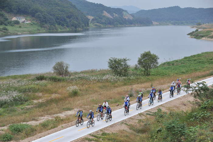 ▲ 친환경 수변공간으로 탈바꿈한 금강 공주-백제보 구간 자전거 전용도로에서 라이더들이 시원하게 질주하고 있다.ⓒ뉴데일리 편집국
