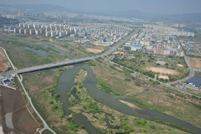 ▲ 금강-공주 백제큰길가 강변. 깨끗하게 정비되고 자전거길이 놓여있다.ⓒ뉴데일리 편집국