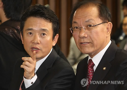 ▲ 지난 17일 국회에서 열린 한미FTA 끝장토론에서 남경필 외교통상통일위원장이 한나라당 황우여 원내대표와 얘기를 나누고 있다. ⓒ연합뉴스