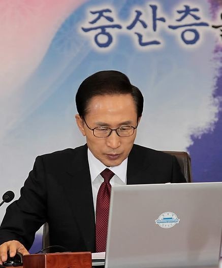 ▲ 이명박 대통령이 18일 오전 청와대에서 열린 제44회 국무회의에서 굳은 표정으로 모니터를 보고 있다. ⓒ연합뉴스