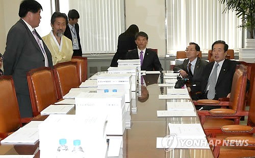 ▲ 민주당과 민노당 의원들이 18일 한-미 FTA 비준안과 통상절차법을 다루려는 외교통상위원회 소회의실을 점거하고 있다. ⓒ연합뉴스