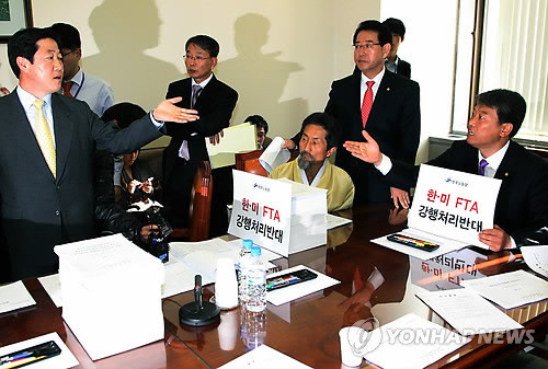 ▲ 외교통상통일위원회(외통위) 간사인 한나라당 유기준 의원(왼쪽)이 민주노동당 김선동 의원(오른쪽)과 18일 오전 국회 외통위 법안심사소위 회의실에서 한미FTA 비준안 논의와 관련해 설전을 벌이고 있다. ⓒ연합뉴스