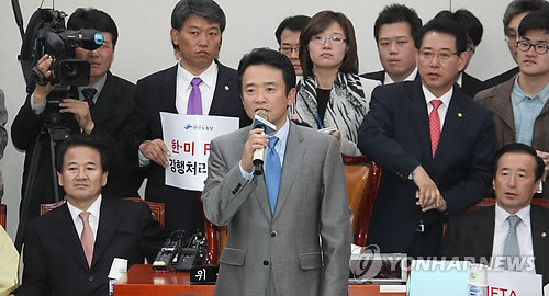 ▲ 국회 외교통상통일위원회가 18일 오후 전체회의를 열어 한-미 FTA(자유무역협정) 비준안 논의에 착수했으나 민주당과 민주노동당 의원들의 회의장 점거로 파행을 겪고 있다. 남경필 위원장이 서서 회의를 진행하는 모습. ⓒ연합뉴스