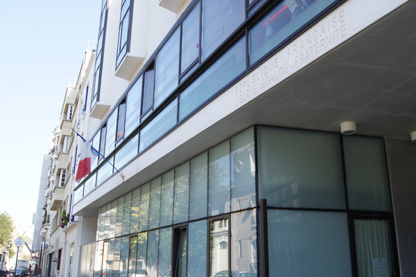 ▲ 프랑스의 공립초등학교. 매일 아침이면 부모의 손을 잡고 등교하는 아이들을 볼 수 있다.