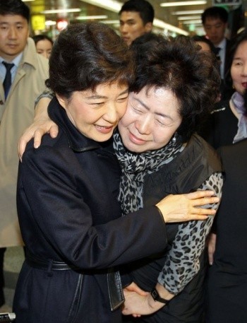 ▲ 한나라당 박근혜 전 대표가 18일 오전 서울 명동지하쇼핑센터를 방문, 한 상인과 인사를 나누며 포옹을 하고 있다. ⓒ 연합뉴스