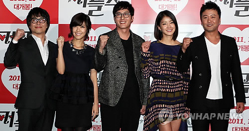 ▲ '커플즈'(감독 정용기) 시사회에서 오정세(왼쪽부터), 이윤지, 김주혁, 이시영, 공형진이 포토타임을 갖고 있다. ⓒ 연합뉴스