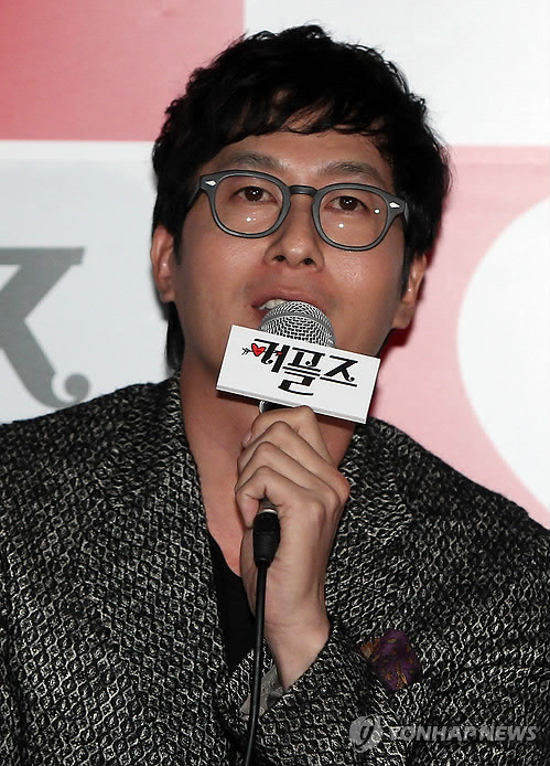 ▲ 배우 김주혁이 18일 오후 서울 성동구 행당동 CGV 왕십리에서 열린 영화 '커플즈'시사회에서 취재진의 질문에 답하고 있다. ⓒ 연합뉴스