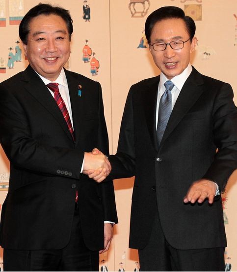 ▲ 이명박 대통령이 19일 청와대에서 노다 요시히코(野田佳彦) 일본 총리와 정상회담에 앞서 악수하고 있다.ⓒ연합뉴스