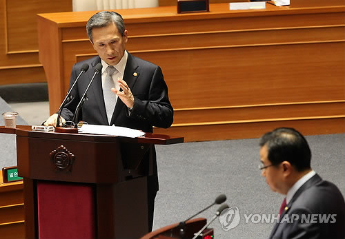 ▲ 김관진 국방부 장관이 19일 오전 국회 대정부질문에서 한나라당 김정훈 의원의 질문에 답하고 있다. ⓒ연합뉴스