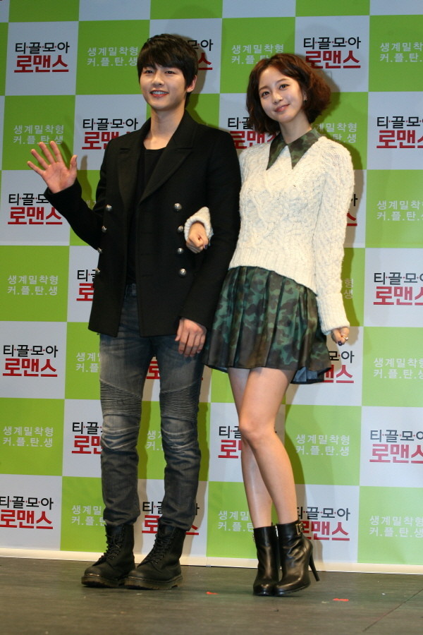 ▲ 19일 오전 서울시 강남구 압구정CGV에서 영화 ‘티끌모아 로맨스’의 제작 보고회가 열린 가운데 배우 송중기와 한예슬이 포토타임을 갖고 있다. ⓒ 고경수기자