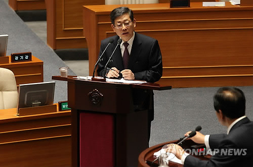 ▲ 김황식 국무총리가 19일 오전 국회 본회의 외교ㆍ통일ㆍ안보 분야 대정부질문에서 민주당 박상천 의원의 질문에 답하고 있다. ⓒ 연합뉴스